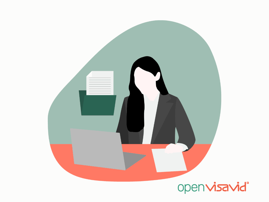 Frau in Businesskleidung an einem Schreibtisch, konzentriert am Laptop mit Unterlagen neben sich, symbolisiert Büroarbeit und Dokumentenverwaltung. Unten rechts das Logo von openVisavid.